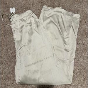 NWT. Abercrombie ivory pants.